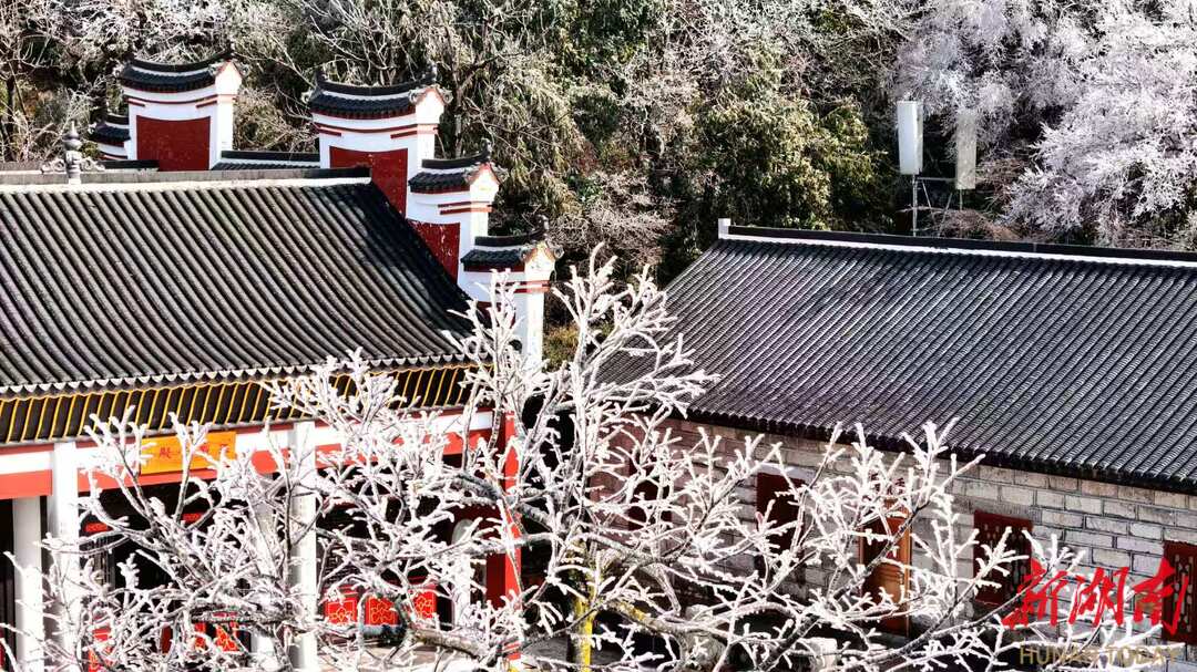 南岳：雪霁轻凇入画来