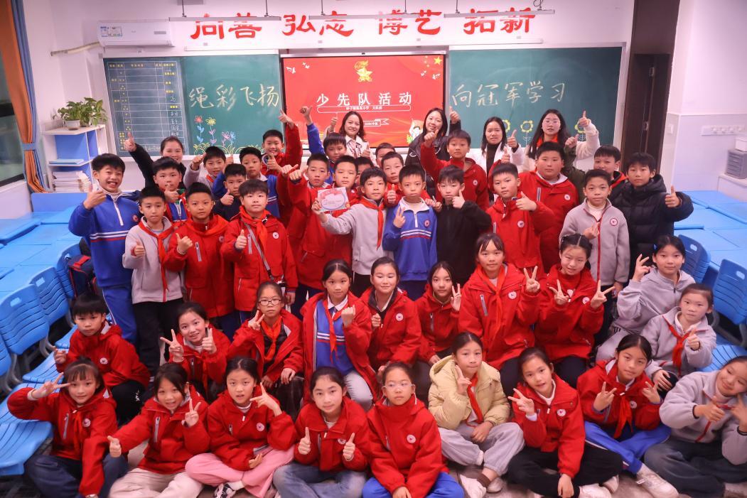 砂子塘集美小学请全国跳绳冠军参加少先队活动