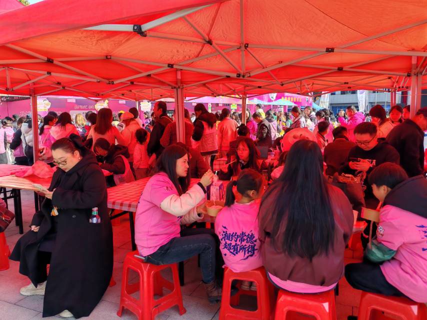 常德主场外球迷被美食俘获