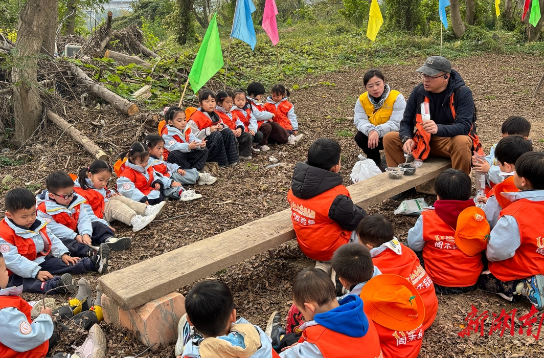 萌力闯关！张家界江与城幼儿园萌娃解锁 “荒岛求生” 探险中收获满满