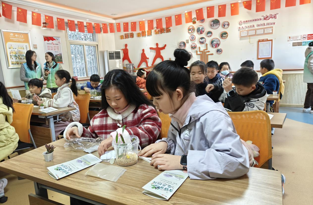 荷塘区月塘街道袁家湾社区：青锋护绿联民心 星芽共筑生态梦