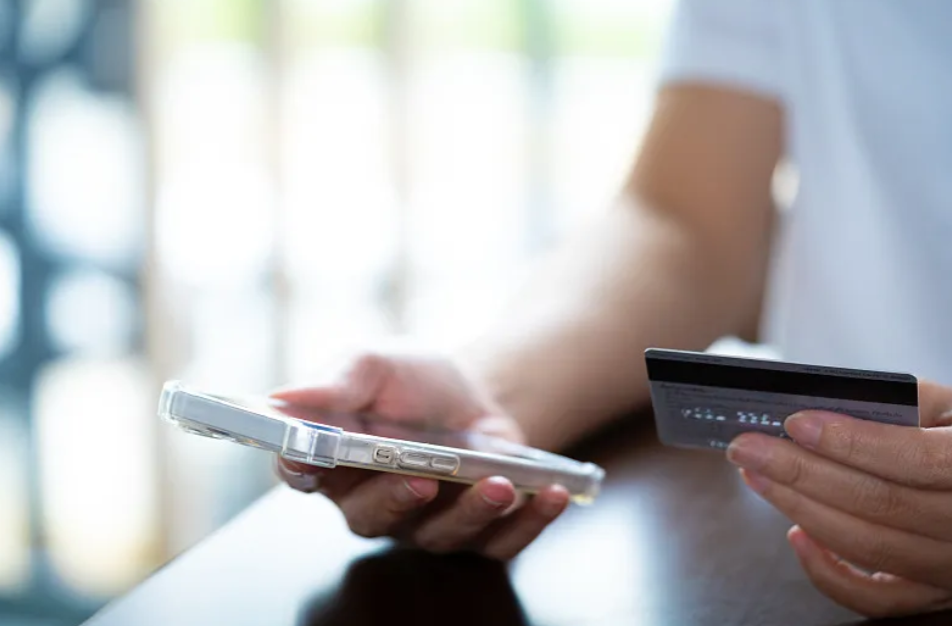 46岁的侯芳芳，成了这场“图谋”唯一的“接盘侠”