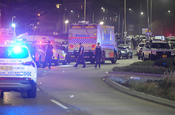 海滩枪击案已致16死 澳全国降半旗志哀 两枪手身份确认系父子