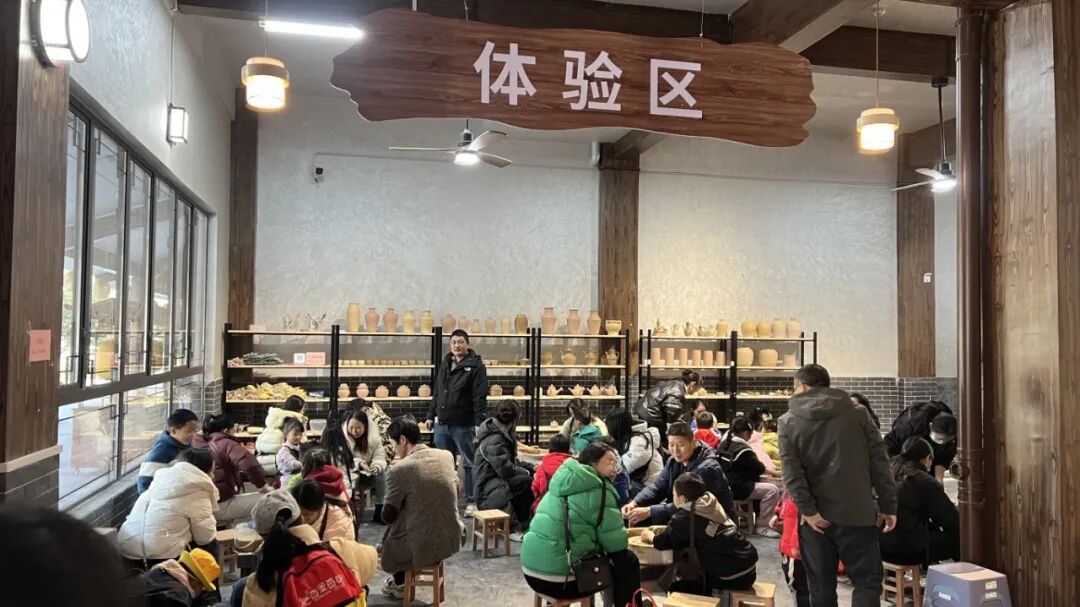 九嶷圣地 争创5A（151）丨宁远职工畅游九嶷山，把非遗带回家 