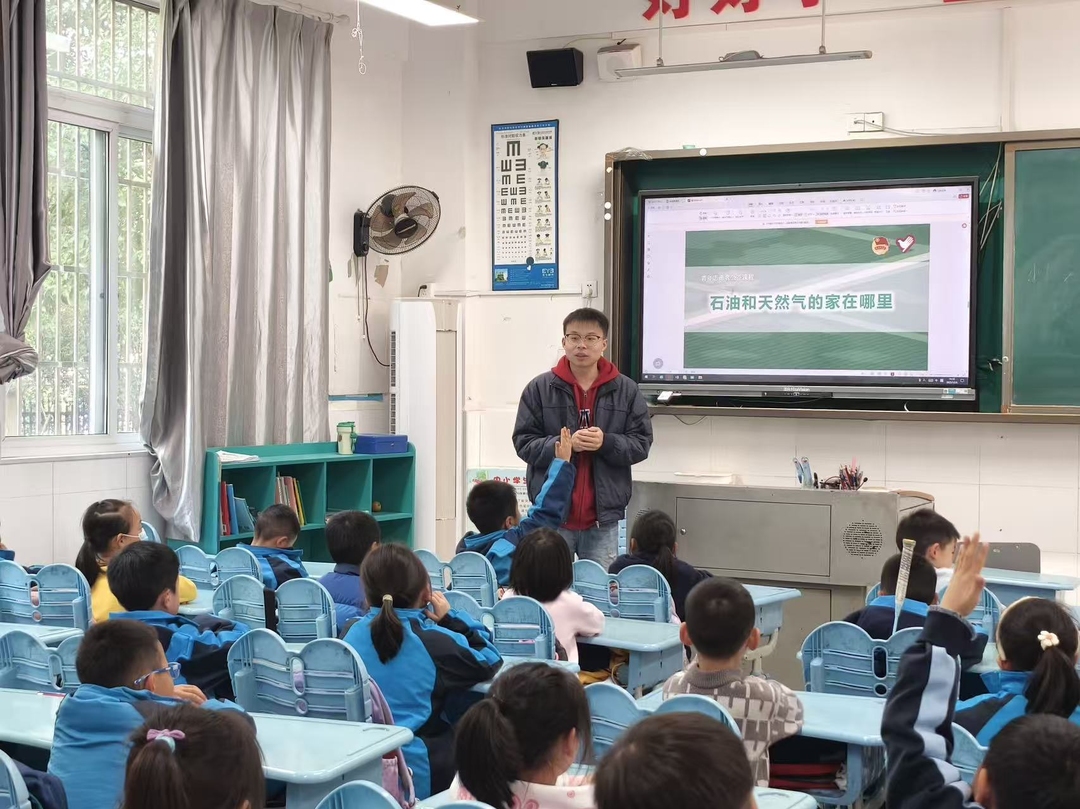 长理师生赴龙湾小学开展管道保护宣传志愿服务