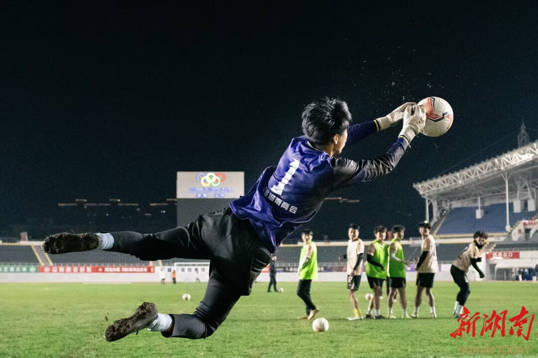 绿皮火车慢悠悠，返湘追球情切切，湘超赛场看台，他们名字都叫“回家”