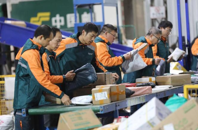 前11个月我国邮政行业寄递业务量完成1967.5亿件