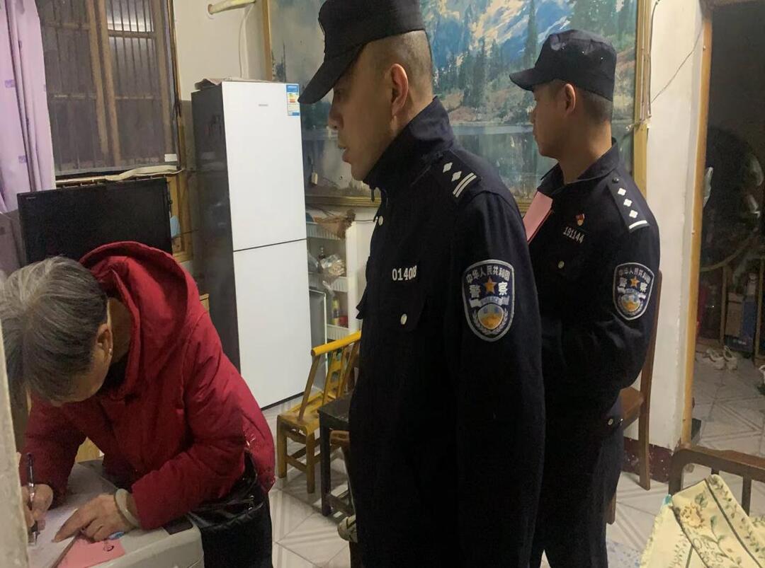 吴家坪社区：开展冬季消防安全“敲门入户”宣传