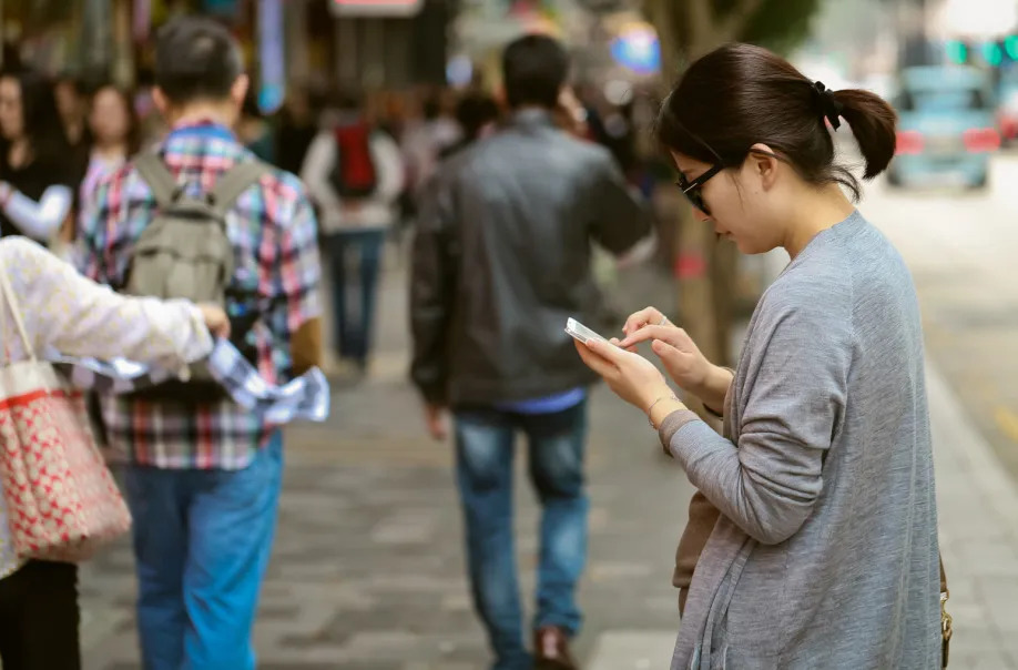 最高法典型案例警示“低头族”安全责任：摔伤需自行担责