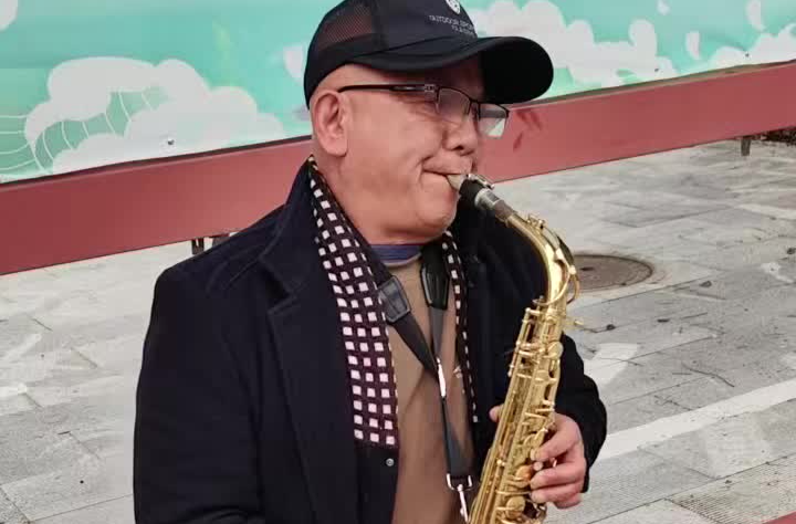 “玩起乐器浑身就充满了力量”，大通湖区退休工人孙建伟开启人生“第二春”