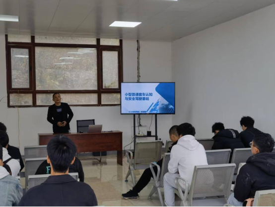 长沙民政职院电子信息工程学院学生赴民和驾校开展专业见习活动