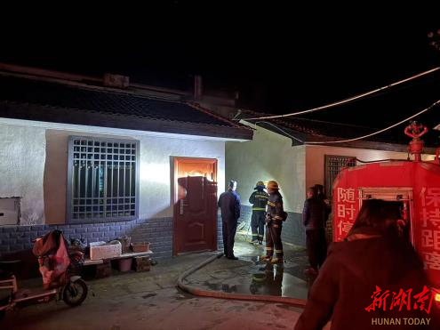 熏腊肉操作不当引火灾，大通湖区千山红镇厚南社区镇村两级联动，30分钟化险为夷