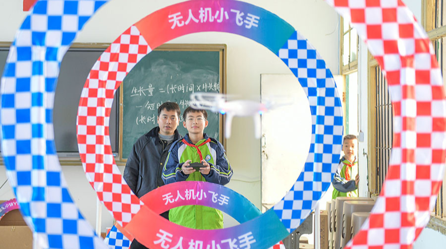 无人机课堂点燃科技梦想