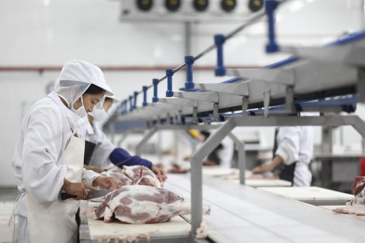 商务部新闻发言人就对原产于欧盟的进口猪肉及猪副产品反倾销调查终裁答记者问