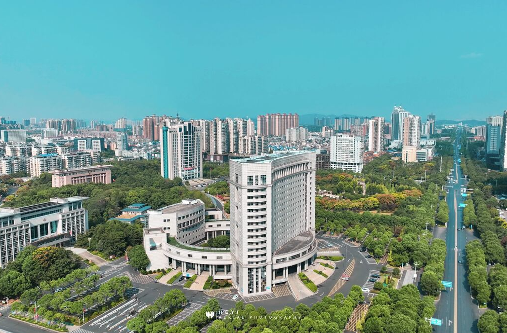 胡贺波主持召开市委经济工作务虚会