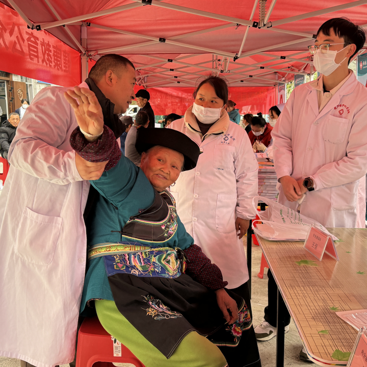 保靖义诊专家手把手教康复，村民直呼“家门口看病太暖心”