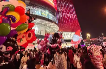 赏烟花秀、包民宿欢聚……年轻人愿意为“跨年仪式感”买单