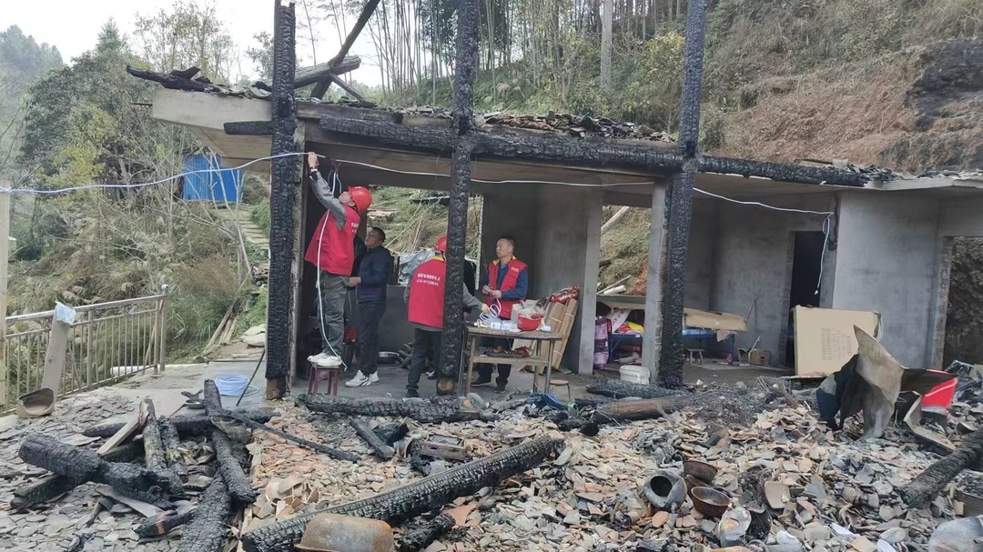 党员突击队紧急接电  点亮受灾群众重建希望