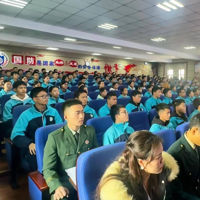 怀化市“青春向党 强军有我”国防教育宣讲首场活动在宏宇中学举行