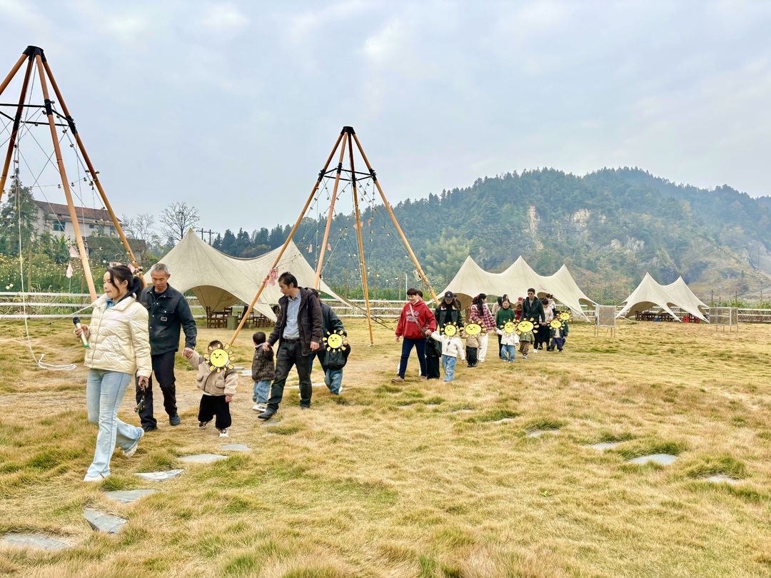 安化县残疾人康复服务中心开展“亲近自然，向阳而生”户外活动