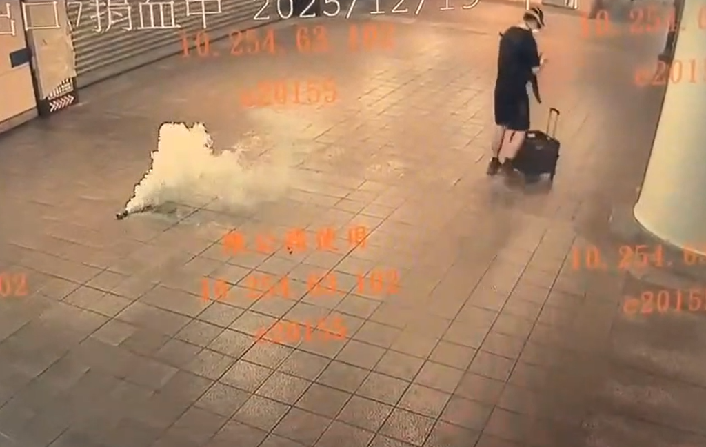 犯嫌在連通道捐血中心外丟擲多顆煙霧彈、汽油彈。（圖／翻攝畫面）