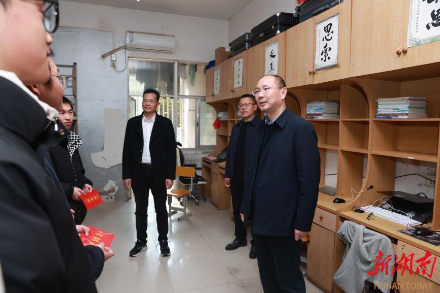 湖南交通职院院长阳勇走进学生寝室慰问困难学生