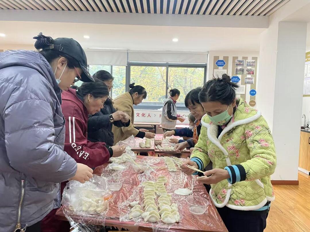 乔庄社区党员手工包饺子话清廉迎冬至