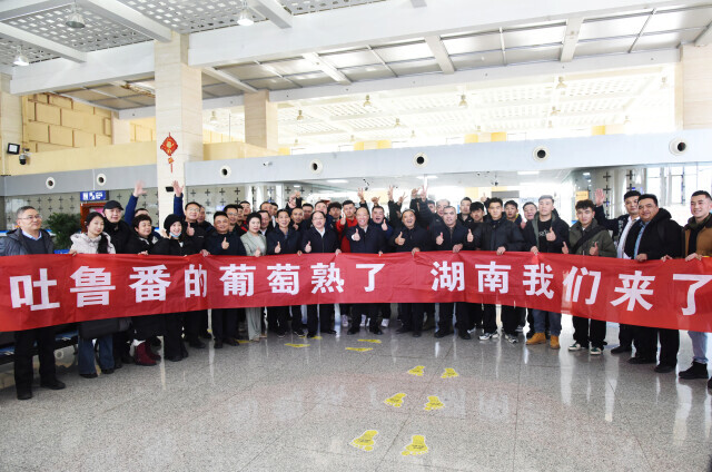 新疆的家人来了！吐鲁番足球队出征湘超，本周日首战湘西