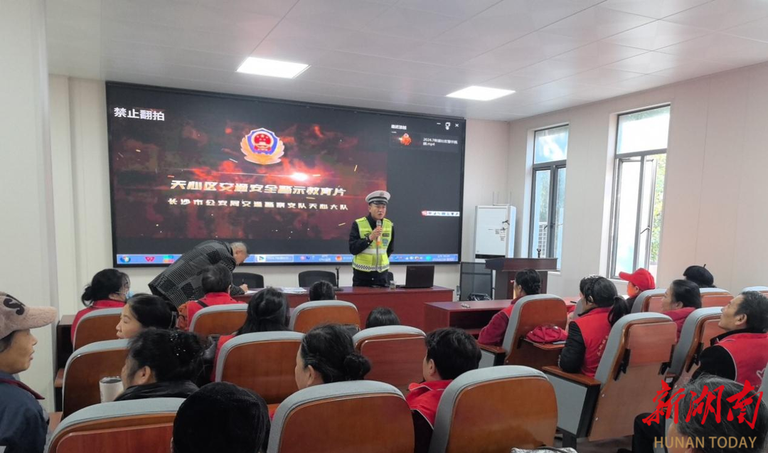 交通安全宣教进社区 融城居民筑牢出行“安全防线”