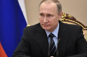 普京回答新华社记者提问时说，俄中关系是全球稳定的极重要因素