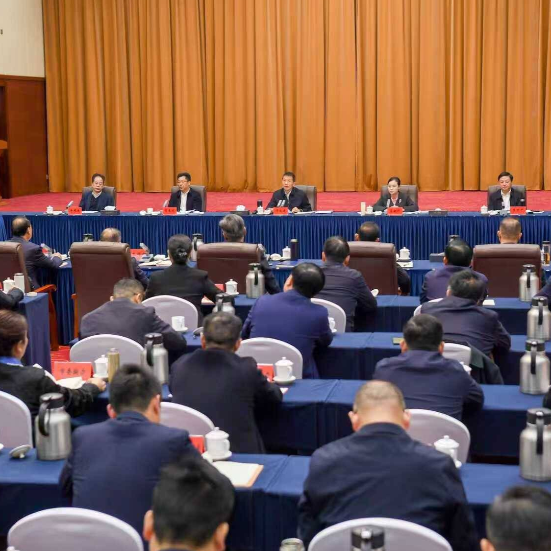 许忠建主持市委理论学习中心组集体学习