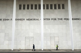 美国肯尼迪中心更名为“特朗普-肯尼迪中心” ，肯尼迪家族强烈反对