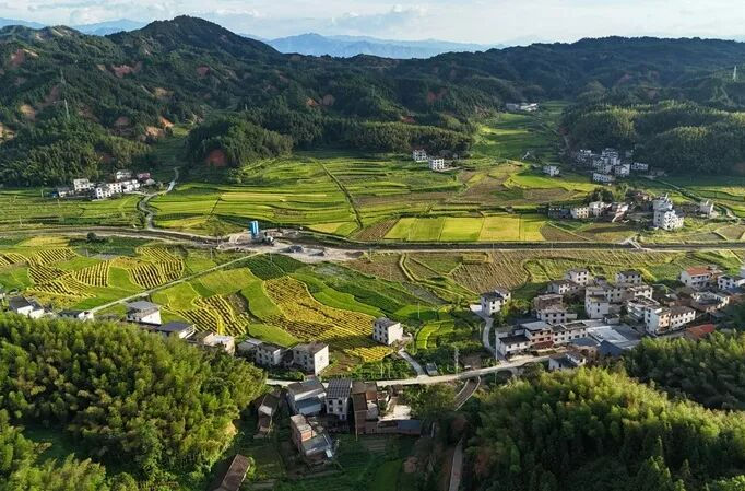 湖南资兴：万千聚力筑通途