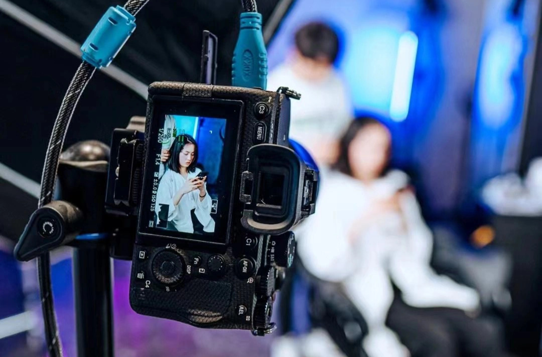 22岁女生大学毕业做团播，入职后三观震碎：维护“大哥”比跳舞重要，想离职发现违约金高达50万元