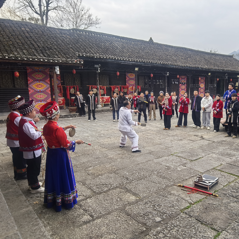 鼓点声声传党音！龙山惹巴拉用非遗三棒鼓“敲响”政策好声音