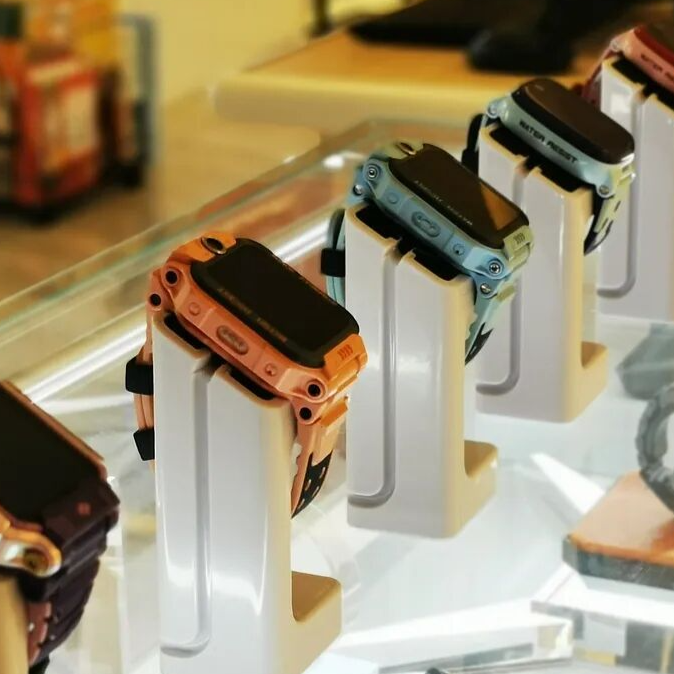 小学生沉迷“刷赞当大佬”，电话手表何以成为攀比工具？