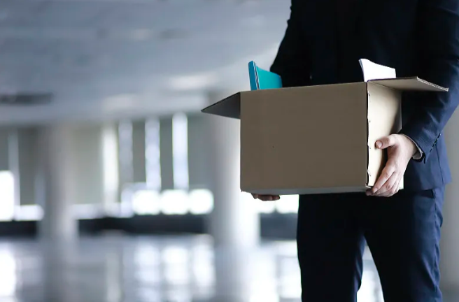 离谱！一公司通过“抓阄”裁员，抽中“离开”的员工能反对吗？法院怎么判？