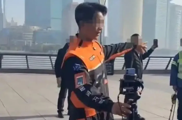博主“帧十八”在外滩直播影响秩序、煽动观众“人肉”保安，上海警方通报——