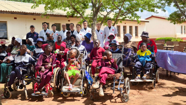 “给了我们坚持下去的力量和希望！”中国医疗队温暖津巴布韦残疾儿童