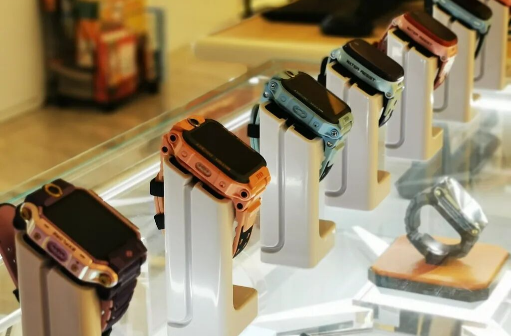 小学生沉迷“刷赞当大佬”，电话手表何以成为攀比工具？