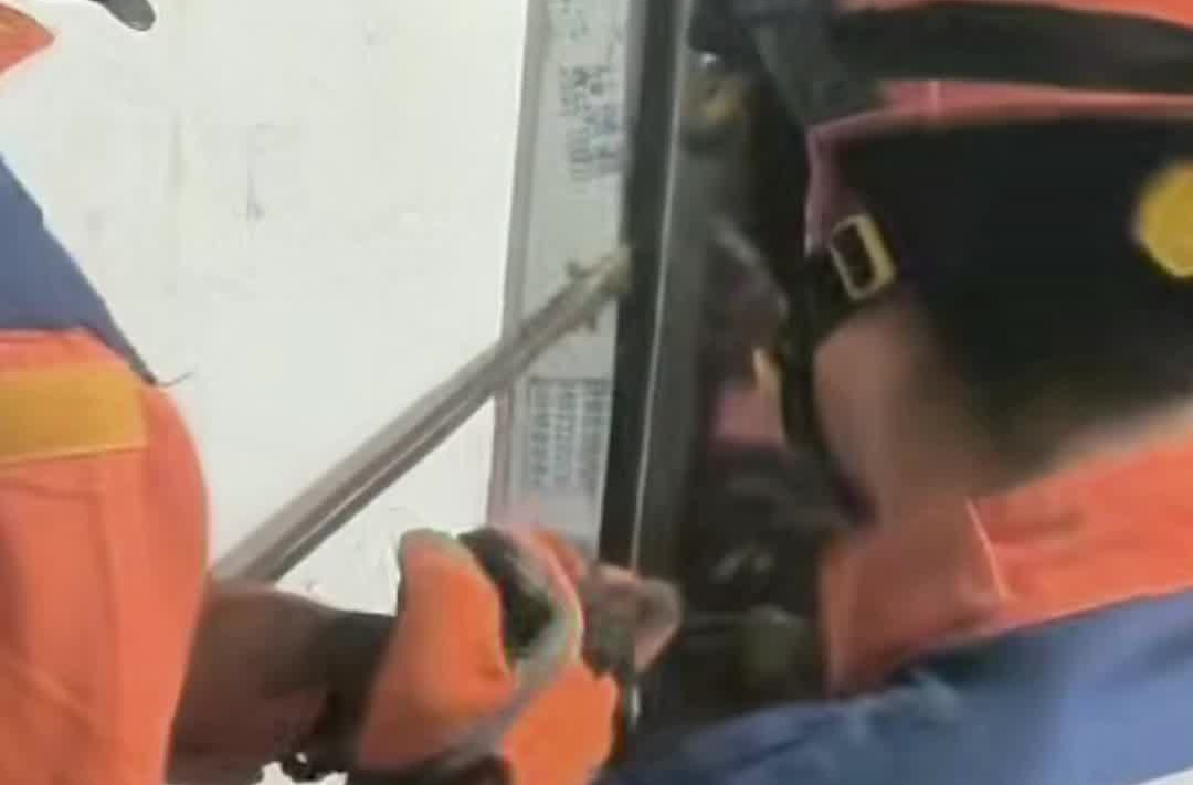 忘记关火，忘带钥匙，消防员两次为一位老人破门而入