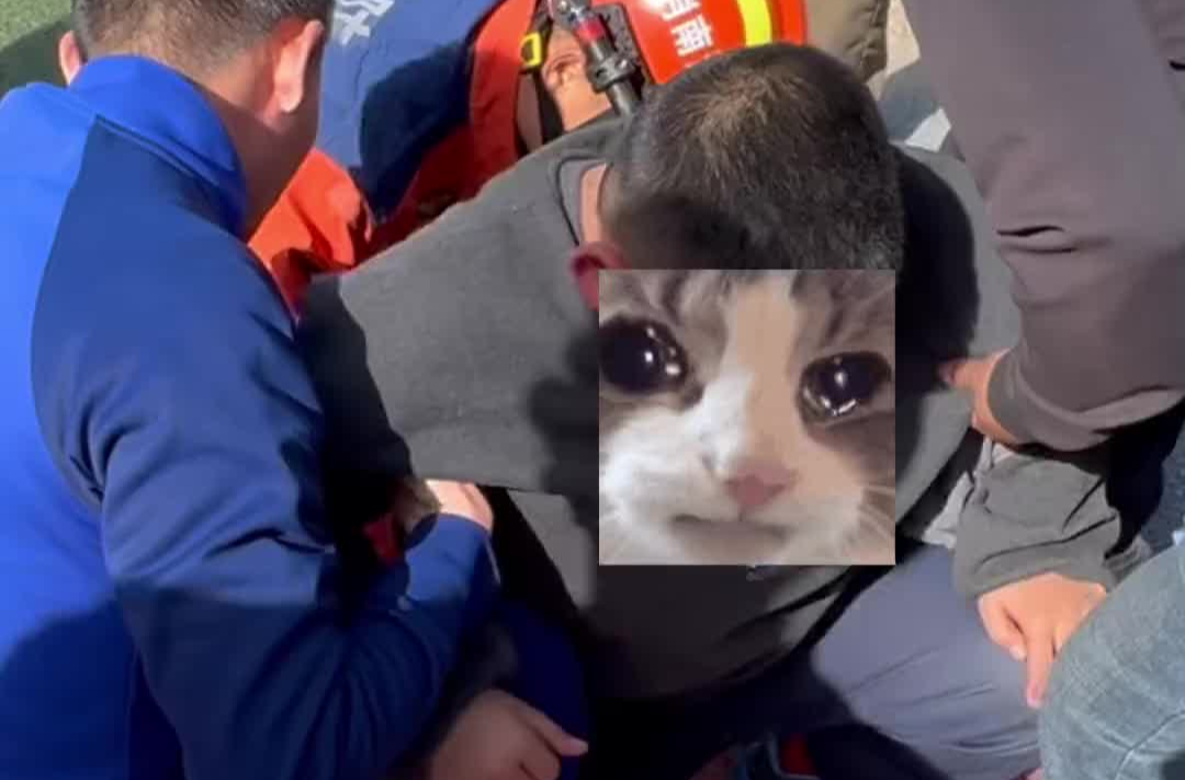 井盖 “咬” 脚，消防员出手救出