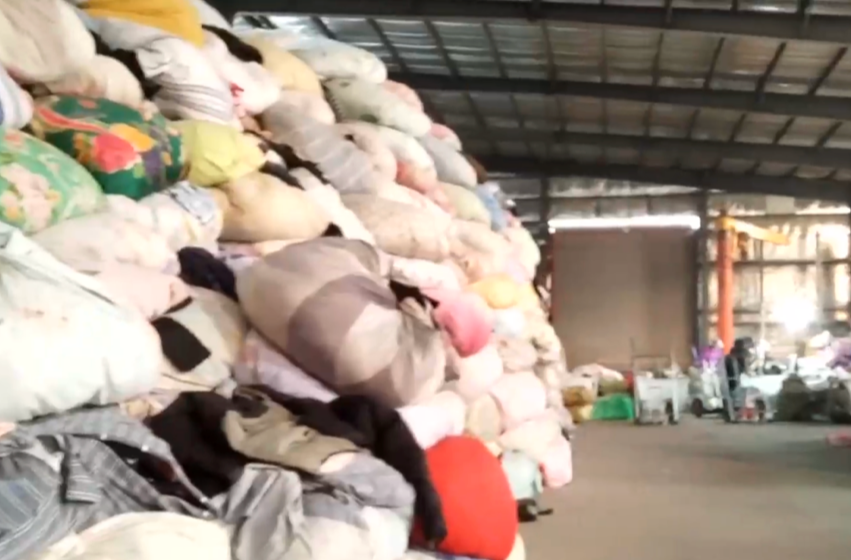 直播间“大牌尾货”竟是回收箱旧衣服！旧衣回收产业链内幕曝光