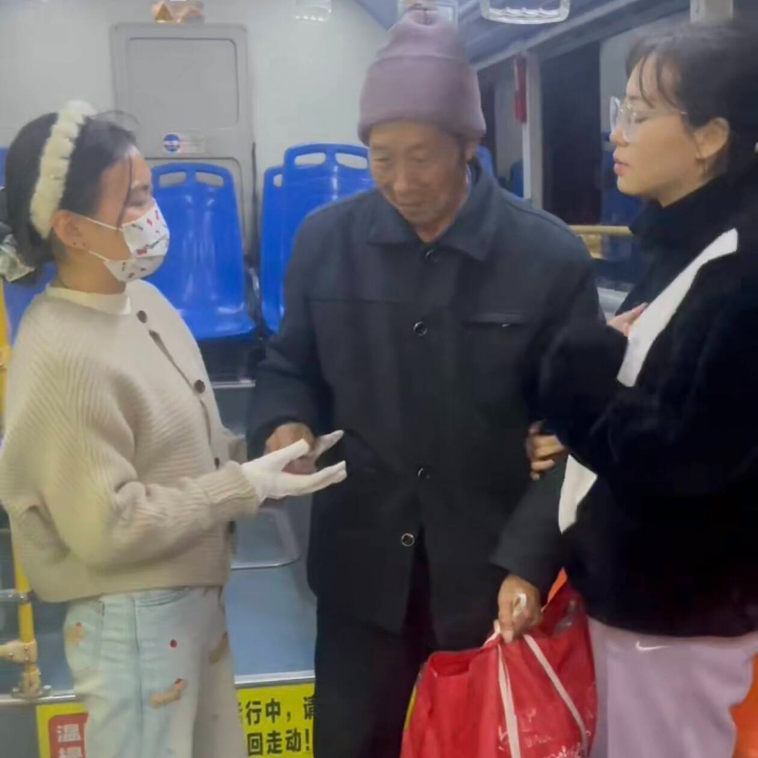 怀化公交司机暖心守护 老人平安归家