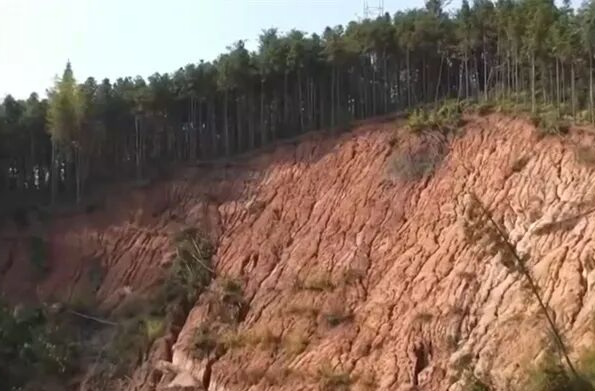 湖南资兴：灾区家园焕新 群众温暖过冬