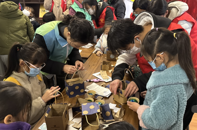 荷塘区月塘街道：青锋护绿进社区！——株洲选调生联动高校志愿者点亮野鸭冲周末环保课堂