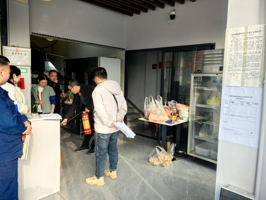 这个镇检查34家餐饮场所及小作坊所发现……