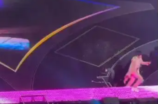 歌手阿信上海演唱会掉下舞台，主办方：结束后将由医护人员检查