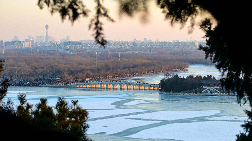 颐和园十七孔桥现“金光穿洞”美景