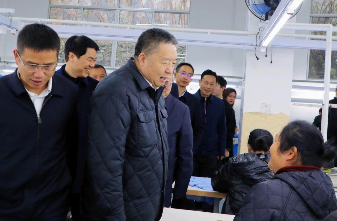 毛万春在湘西州花垣县宣讲调研